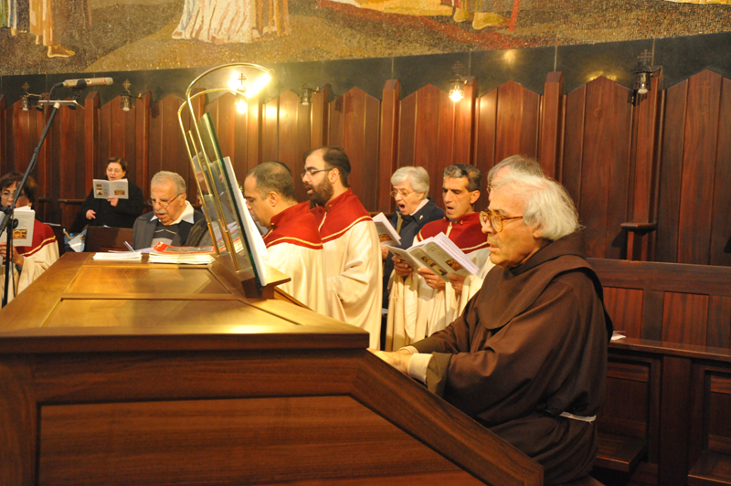 fr_armando_pierucci_playing_the_organ_1